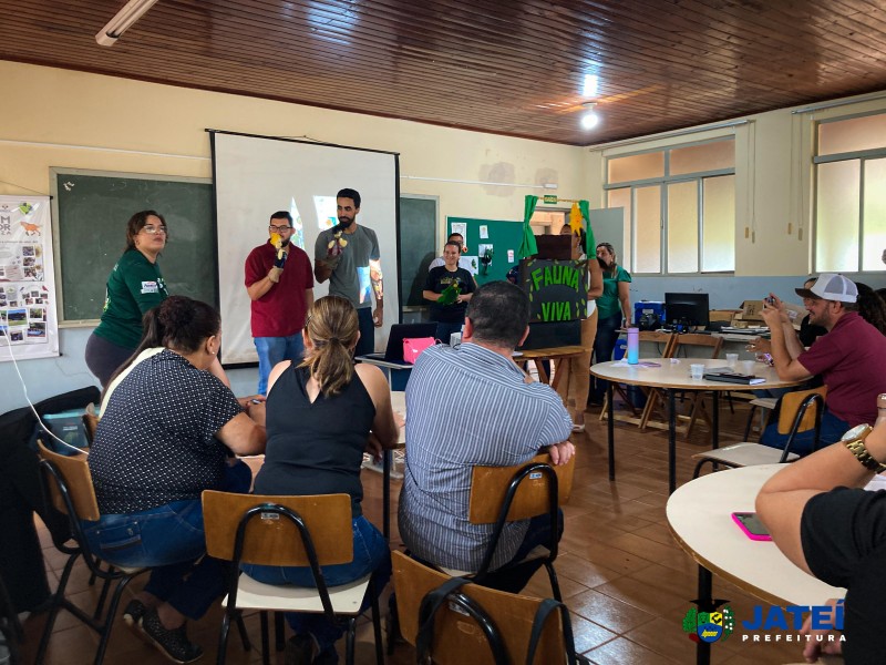 A secretaria de meio ambiente recebeu professores, coordenadores e diretores das escolas estaduais do município para formação em educação ambiental nas dependências do sítio ecológico Gerson Pereira D