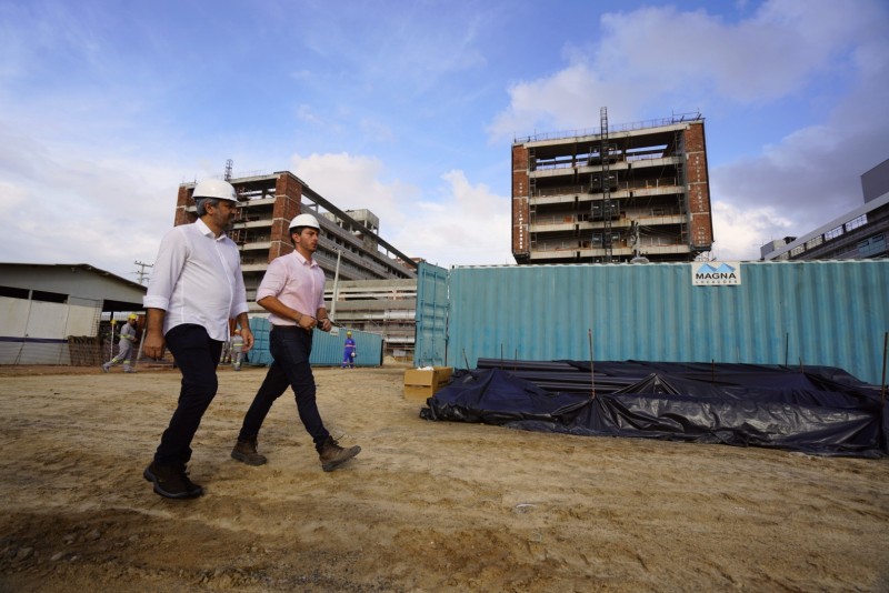 Com 93% das obras executadas, Hospital Universitário do Ceará é vistoriado pelo governador Elmano de Freitas