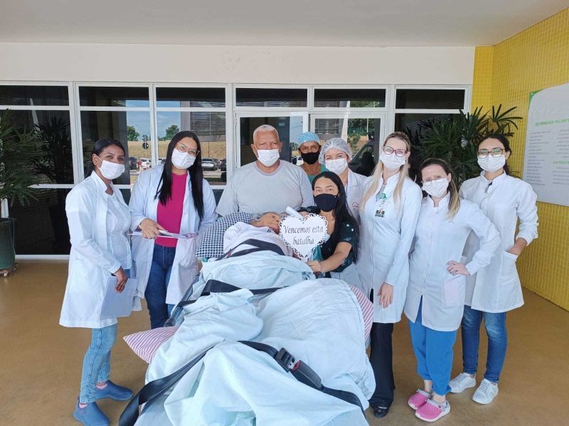 Emoção marca a alta hospitalar da paciente que ficou mais de um ano internada em estado vegetativo no Hospital Municipal de Cuiabá
