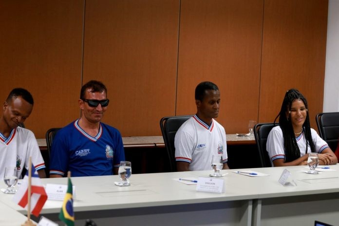 Estudantes com deficiência visual da rede estadual aprovados em universidades públicas são recebidos pelo governador