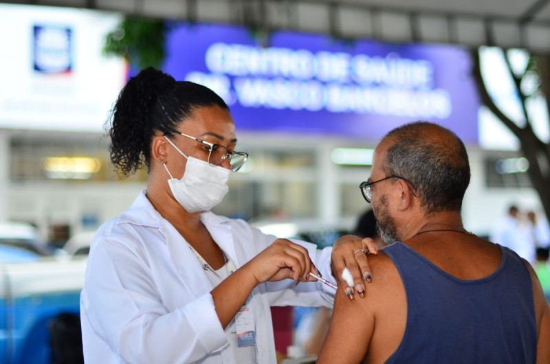 Nova Iguaçu aplica vacina bivalente contra covid-19 nesta terça-feira (7)