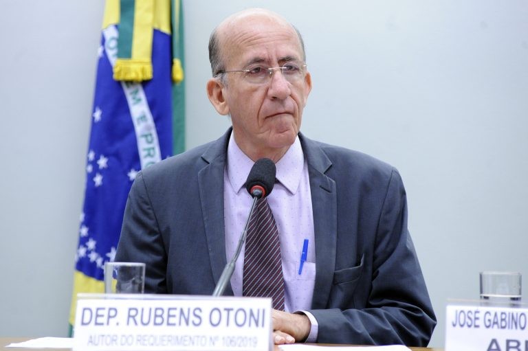 Projeto determina que paredes de vidro de bancos sejam à prova de bala