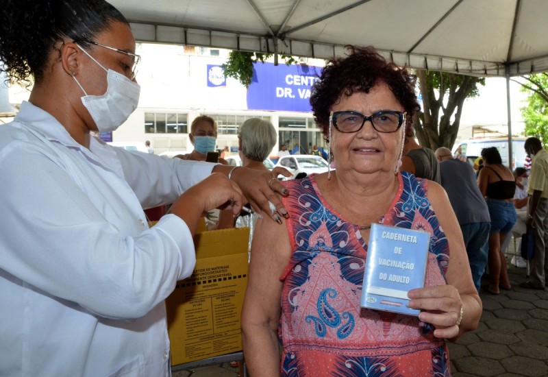 Nova Iguaçu aplica vacina bivalente contra covid-19 em três pontos de vacinação neste sábado (4)