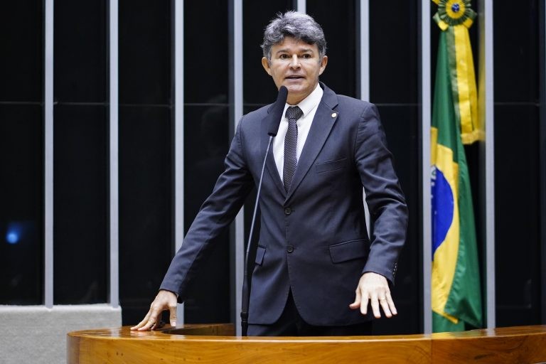 Projeto exige que plano diretor de cidades delimite áreas para proteção de abelhas sem ferrão