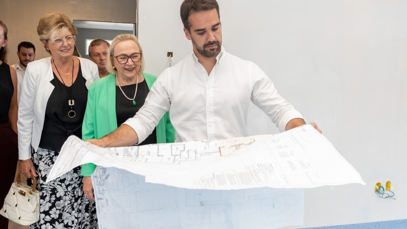 Leite visita novo centro cirúrgico em Santa Cruz do Sul