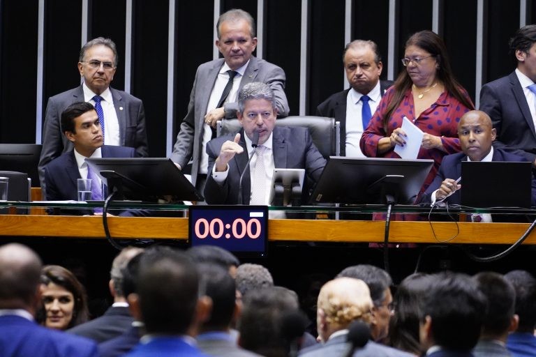 Deputados analisam MP que cria programa de combate ao assédio sexual nas escolas; acompanhe