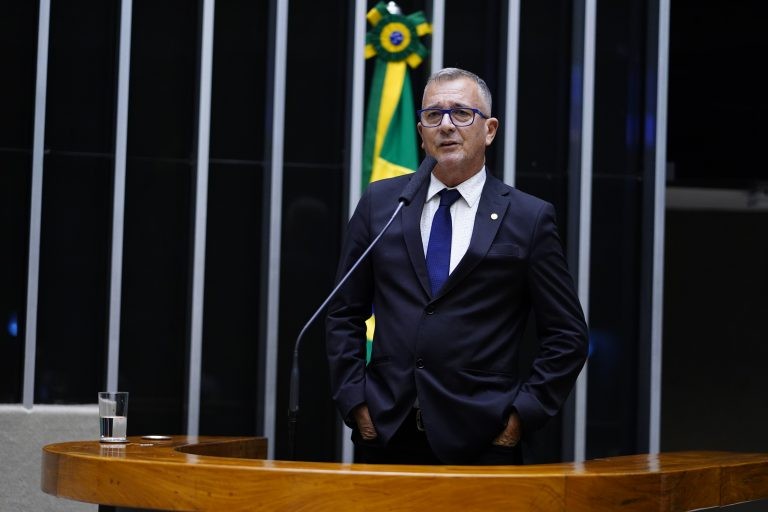 Projeto proíbe condenados por violência contra mulher de exercer cargo público