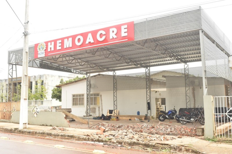 Obra do estacionamento do Hemoacre, com cobertura para o ônibus de coleta, está a todo vapor