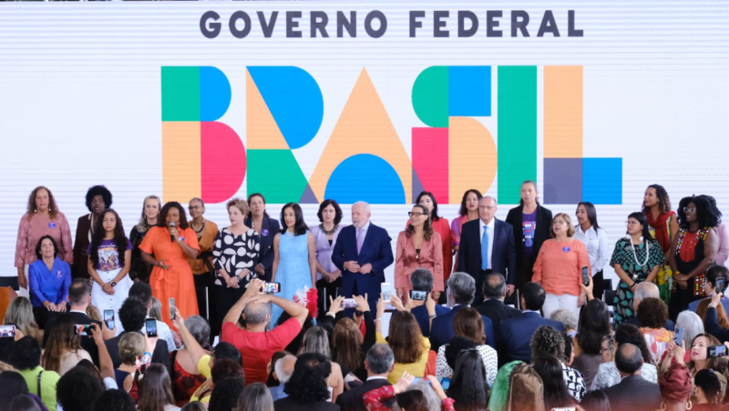 Ministra do Turismo participa de cerimônia em homenagem ao Dia Internacional da Mulher