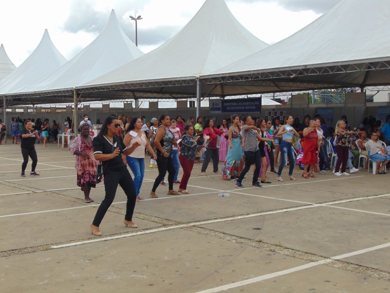 Aulas de Zumba do Projeto Educarte animam mulheres no Glauber Rocha
