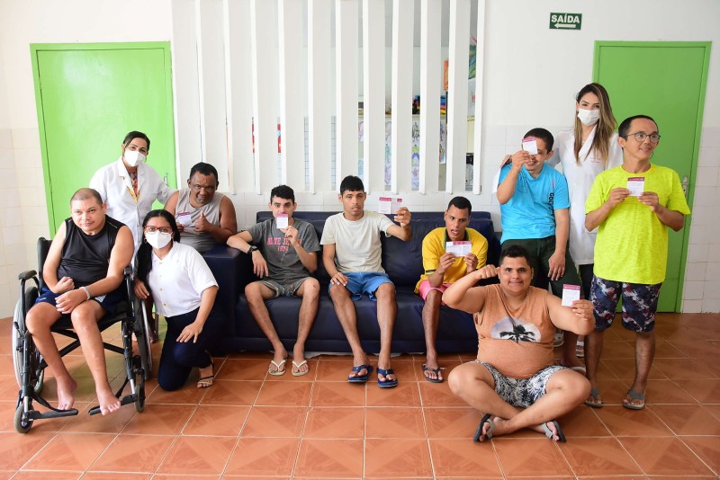Covid-19: Vacina bivalente começa a ser aplicada em pessoas com deficiência acolhidas nas residências inclusivas de Fortaleza