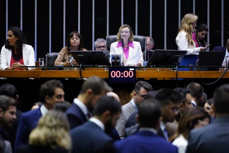 Câmara analisa projeto que tipifica crime de abuso de poder em troca de benefício sexual; acompanhe