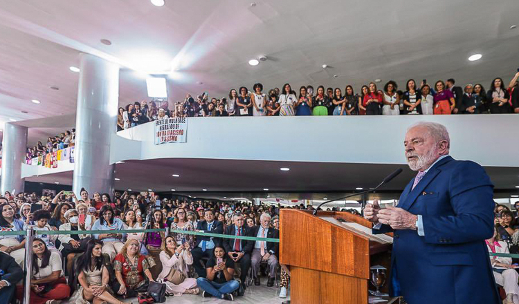 Lula: “O Brasil voltou para combater o assédio e a violência contra a mulher”.
