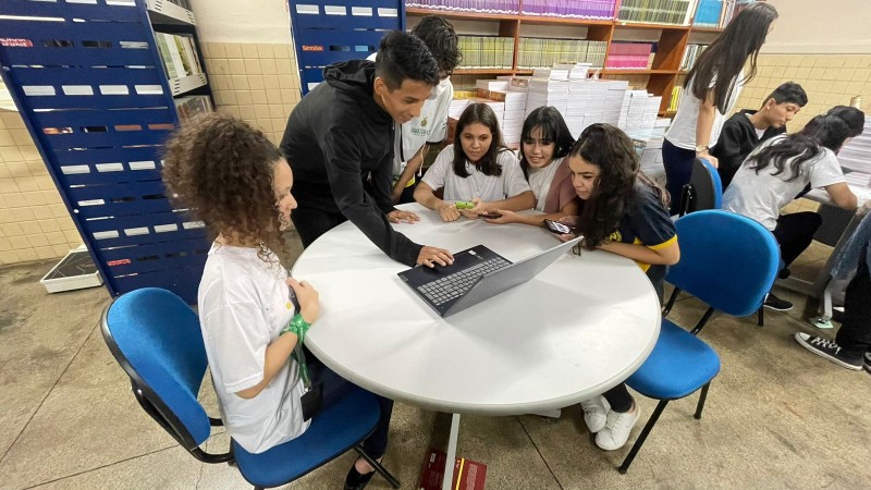 Alunos da rede estadual criam vídeos e podcast bilíngue valorizando a cultura amazônica