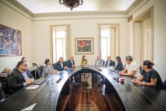 Governadora assina protocolo com universidades e Estado retoma estudos sobre tubarões