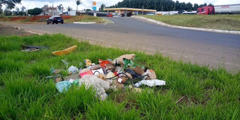 Moradores descartam lixo e entulhos no trevo da Av. Paulo C. Pimentel com BR-153 colocando em risco a segurança e saúde de todos. Prefeitura faz alerta para multas