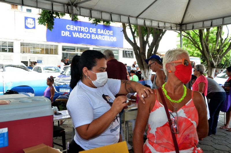 Nova Iguaçu aplica vacina bivalente contra covid-19 nesta sexta-feira (10)