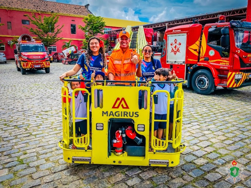 Colégio Cássia Ramos visita o Quartel Central do Corpo de Bombeiros do Ceará