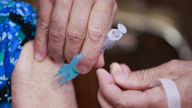 Estado amplia vacinação bivalente para pessoas acima de 60 anos