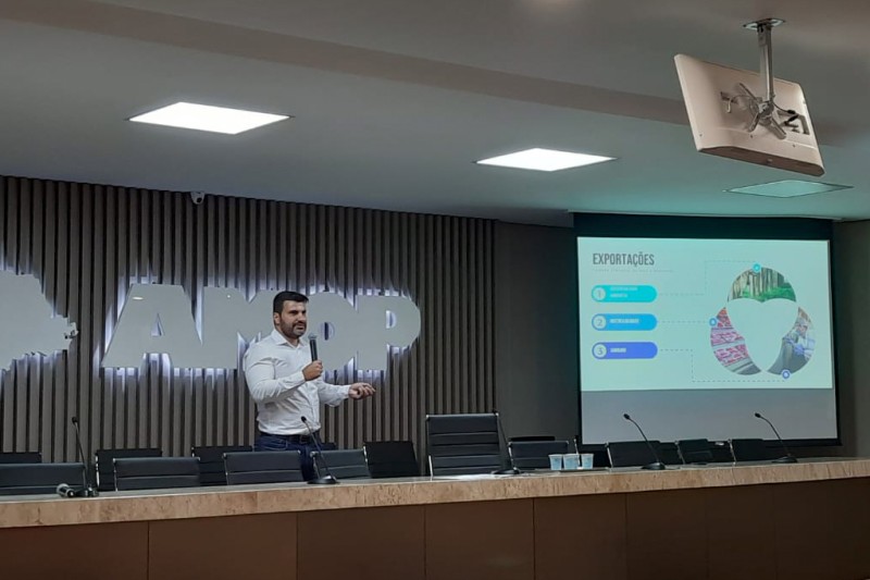 Em evento em Cascavel, Governo do Estado orienta sobre prevenção contra influenza aviária