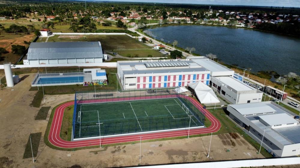 Governador da Bahia, Jerônimo, entrega colégio de ensino integral na cidade de Aporá.