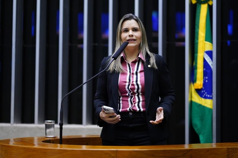 Projeto exige idade mínima de 16 anos para celebração de união estável