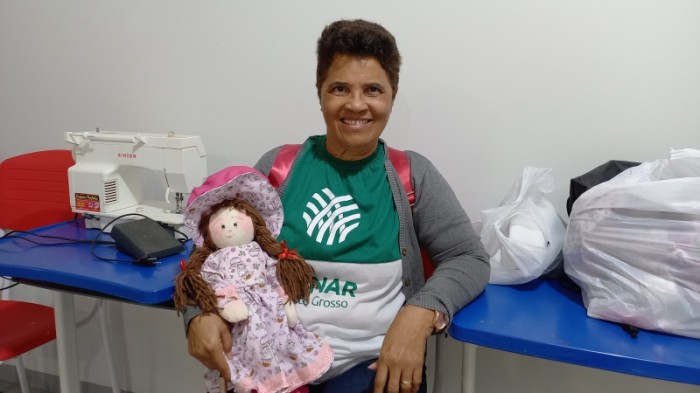 Mulheres resgatam a infância em curso de confecção de boneca de pano
