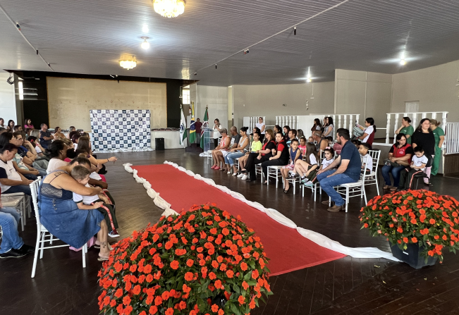Todos os alunos da rede municipal de ensino já estão recebendo os kits de uniforme escolar