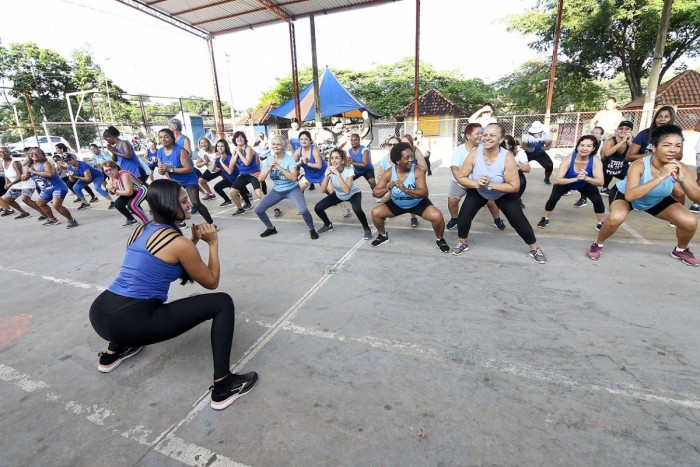 Xô, sedentarismo! Projeto ‘Ginástica nos Bairros’ leva atividades físicas e eleva autoestima em Nova Iguaçu
