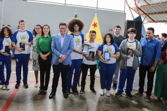 Abertura do ano letivo é marcada por entrega de 40 mil tablets, novo material didático e equipamentos de laboratório