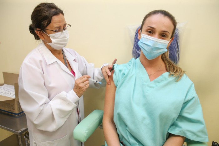 Com três anos de pandemia, vacinação marca ponto de virada na luta contra a Covid-19