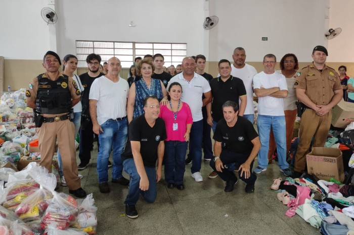 Estudantes de Cornélio Procópio arrecadam donativos e entregam a famílias de Bandeirantes