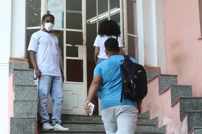 Falta de cursos de qualificação afasta jovens do mercado de trabalho