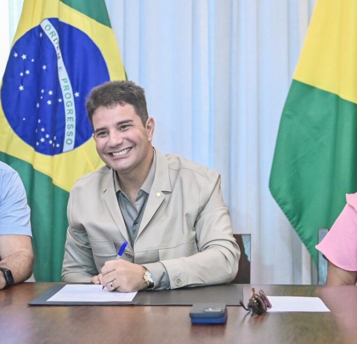 Governador encaminha e deputados aprovam aumento dos professores em regime de urgência