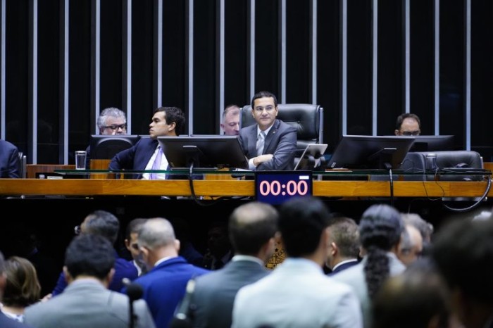 Deputados analisam pedidos de urgência; acompanhe