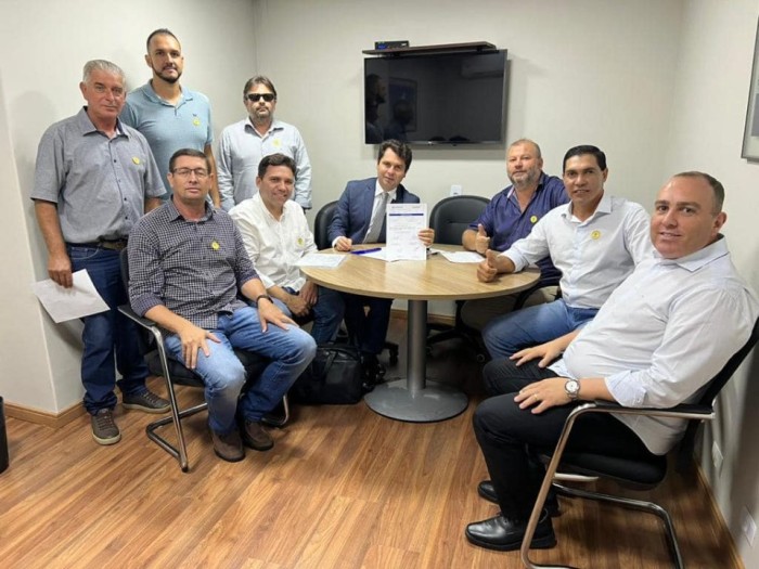 Prefeito Dr. Antonely, vice Ulisses, deputado Alexandre Curi e vereadores assinam com presidente da Sanepar, novo contrato para mais investimentos no sistema de água em Ibaiti