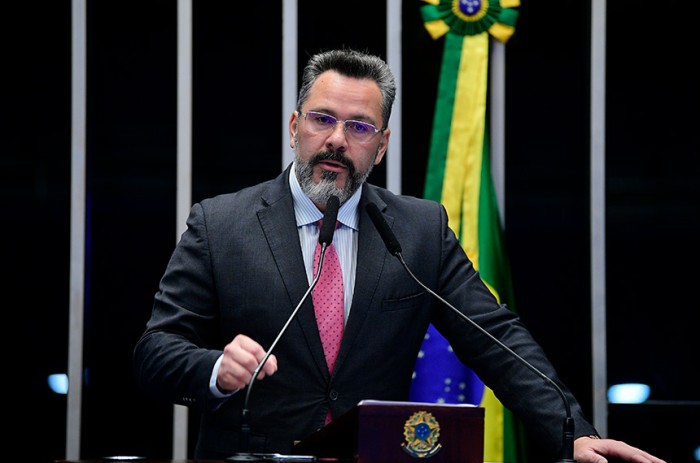 Maior acesso a armas não aumenta a violência, defende Alan Rick