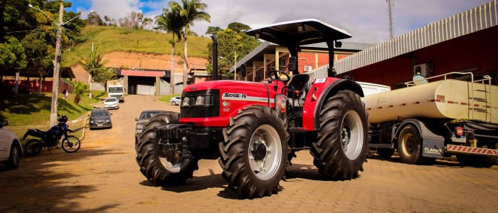 Prefeitura entrega trator agrícola para Associação de Santa Clara da Boa Sorte