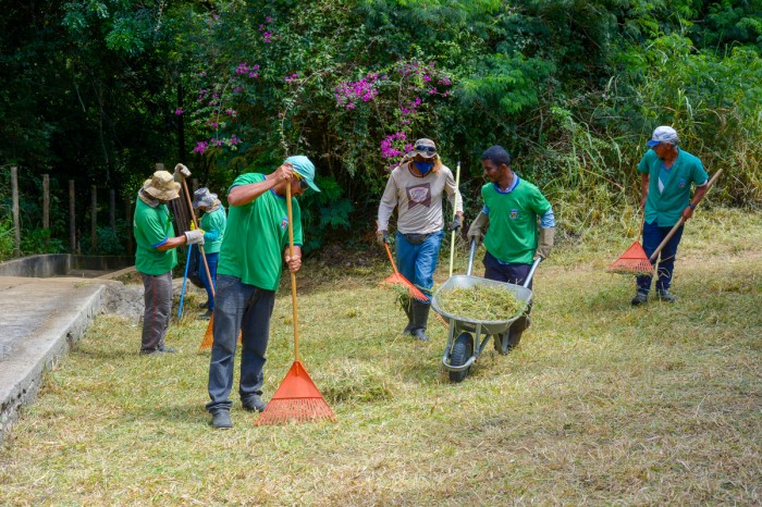 Após ação de conscientização de moradores, Prefeitura inicia mais um mutirão de limpeza no Poço Escuro