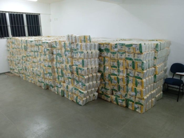 Fraldas descartáveis compradas pela Prefeitura chegam e distribuição começa na segunda-feira, mediante agendamento