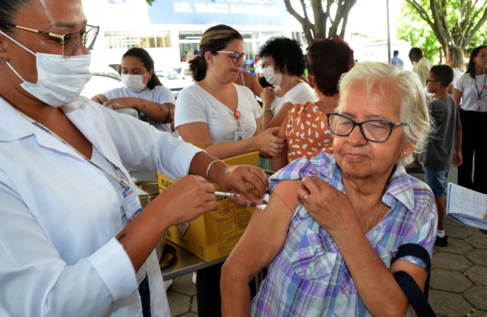 Nova Iguaçu aplica vacina bivalente contra Covid-19 neste sábado (18)