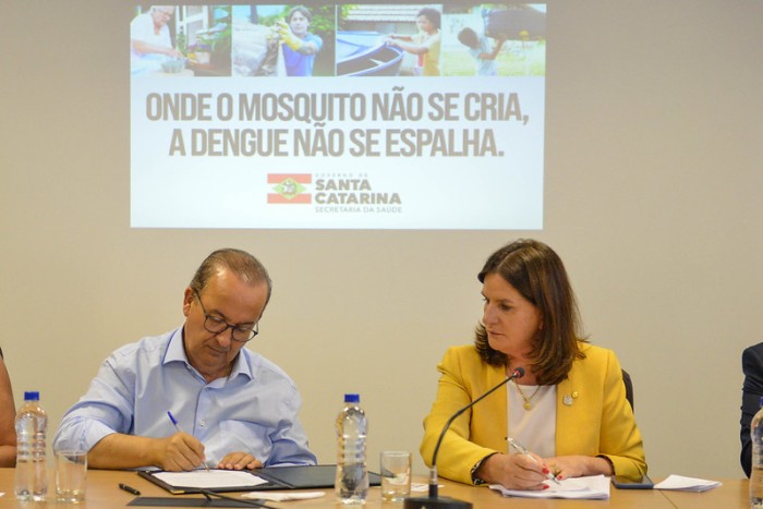 Dengue em SC: governador anuncia R$ 10 milhões para combater a doença e ativa Centro de Operações Emergenciais
