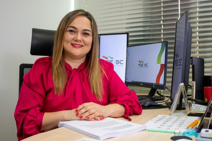 Procuradora de SC recebe nota máxima em dissertação sobre uso de inteligência artificial no Direito Público