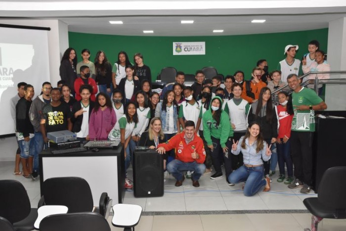 Estudantes da rede pública municipal retomam o Projeto Cuiabaninhos conhecendo o legislativo cuiabano