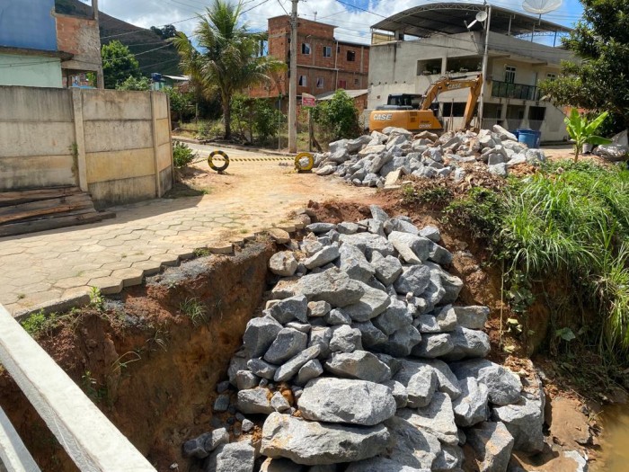 PREFEITURA INICIA OBRAS DE RECUPERAÇÃO DE ENCOSTA NO BAIRRO ALVES SIQUEIRA