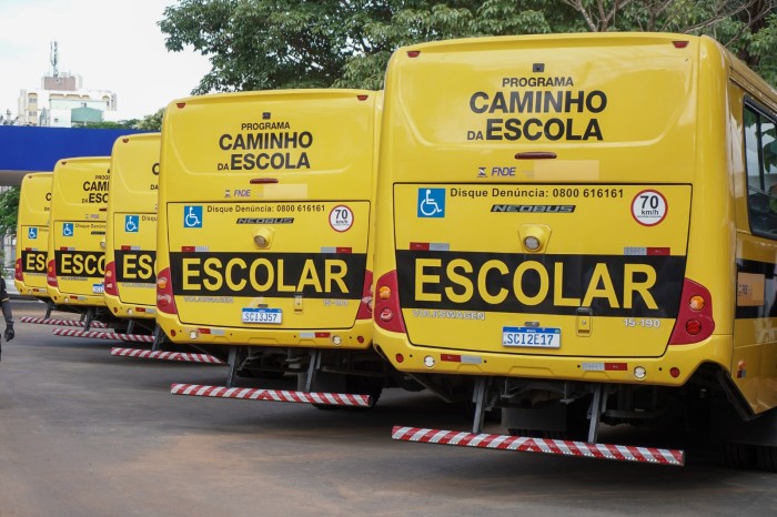 Trinta e seis novos ônibus reforçam o transporte escolar em Goiás