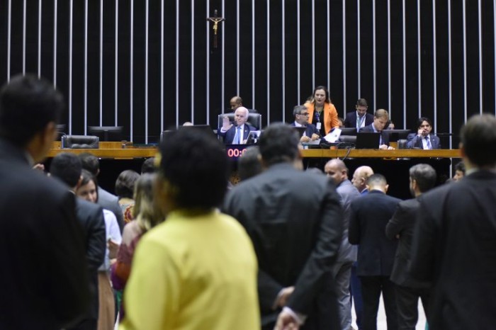 Câmara analisa projeto que destina cargos à Justiça Militar e ao Ministério Público Militar; acompanhe