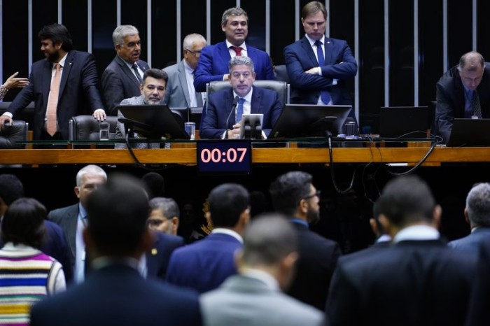 Câmara aprova projeto sobre direitos de deputadas federais gestantes; acompanhe
