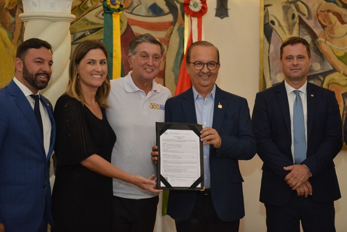 Governador entrega Licença Ambiental Prévia para obra de alargamento da faixa de areia da Praia de Jurerê