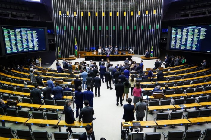 Câmara pode votar hoje projetos sobre cadastro de desaparecidos e botão de pânico em celulares
